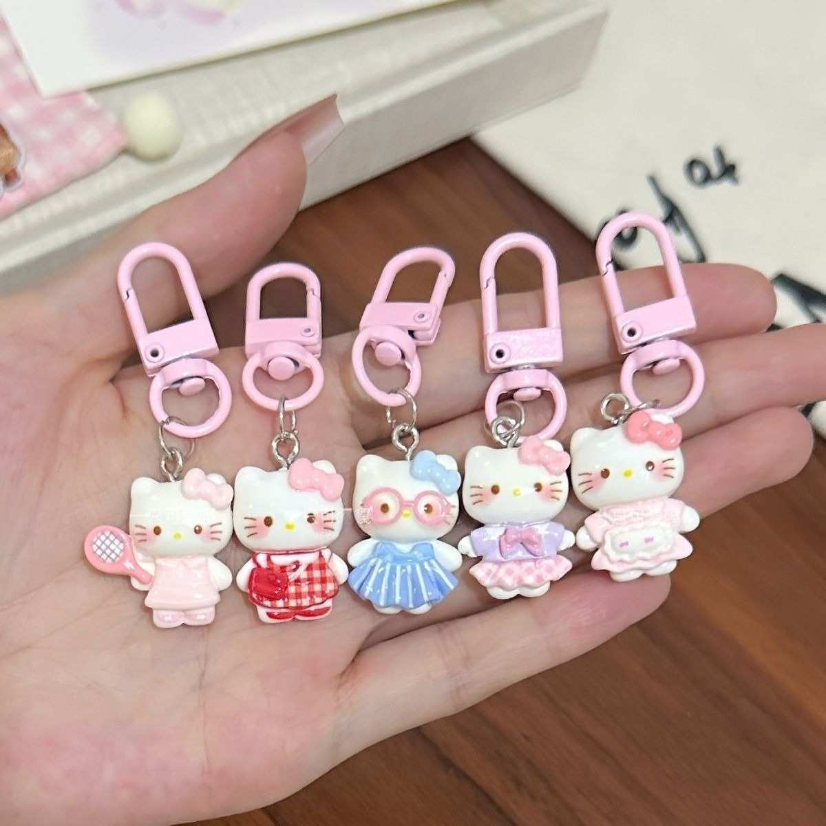 Cute Plaid Skirt Hello Kitty P - Power Bank Wireless 评论和价格