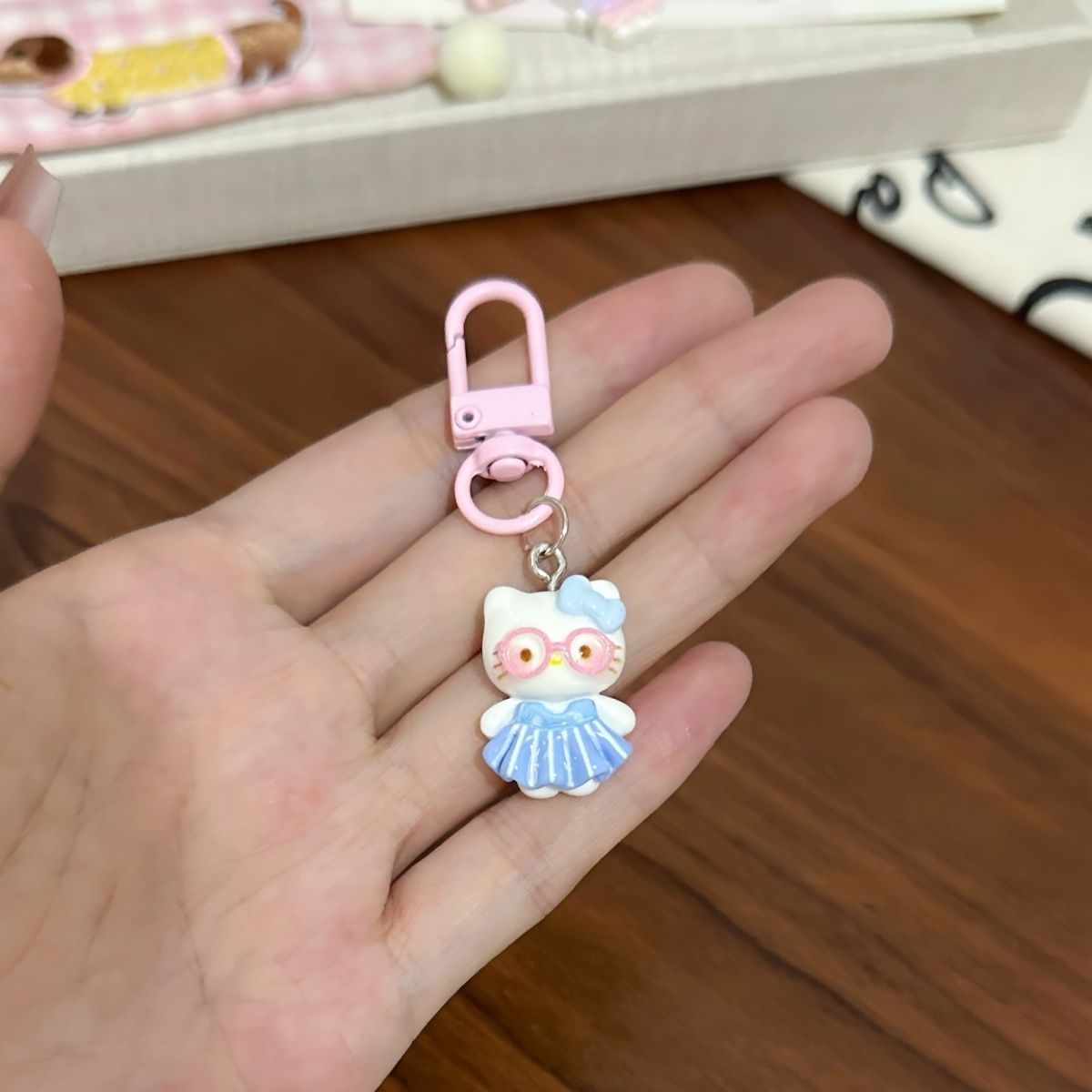 Cute Plaid Skirt Hello Kitty P - Power Bank Wireless 评论和价格